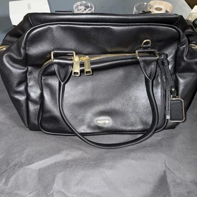 NUEVO CON ETIQUETAS TUMI Adrian Voyageur Carryall 144798... Bolso de Mano Cuero Negro Flexible Dorado Foto 1 de 4