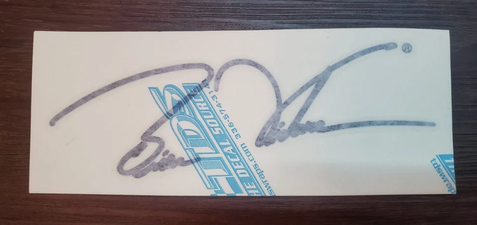 Calcomanía de riel con nombre de conductor cursivo Brian Vickers #83 Silver Car Red Bull Nascar  Foto 1 de 4