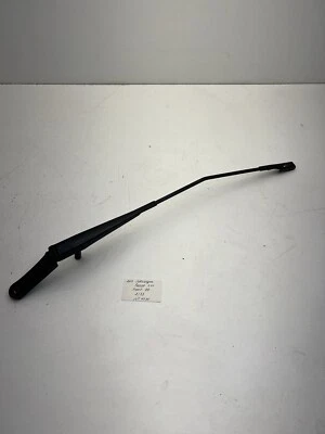 Brazo limpiaparabrisas delantero derecho Volkswagen Passat 2012-2015 OEM. Foto 1 de 4