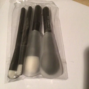 MAC 4 PIECE MAKE UP BRUSH SET 128 234 235 127 SE DOUBLE SIDED WRAPPED - Picture 1 of 2