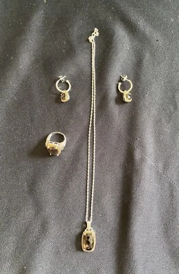 Conjunto de pendientes colgantes de topacio ahumado de ley 925 de Avon Foto 1 de 4