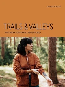 Libro de patrones de tejido Laine Trails & Valles: prendas de punto para aventuras familiares - Imagen 1 de 16