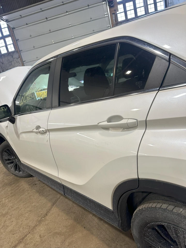 Used Rear Left Door Assembly Rear Side fits: 2020 Mitsubishi Eclipse cross Rear Foto 1 de 4