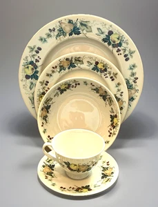 Vintage Royal Doulton Fine China Miramont Service for Four - 20pc Set (4E) - Picture 1 of 3