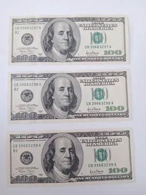 3 2001 US Currency $100 Bills - Sequential Serial Numbers.  - Image 1 of 4