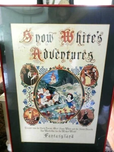 DISNEYLAND GERAHMTES POSTER DRUCK SNOW WHITE’S ADVENTURES FANTASYLAND ZWERGE 36 X 23" - Bild 1 von 3