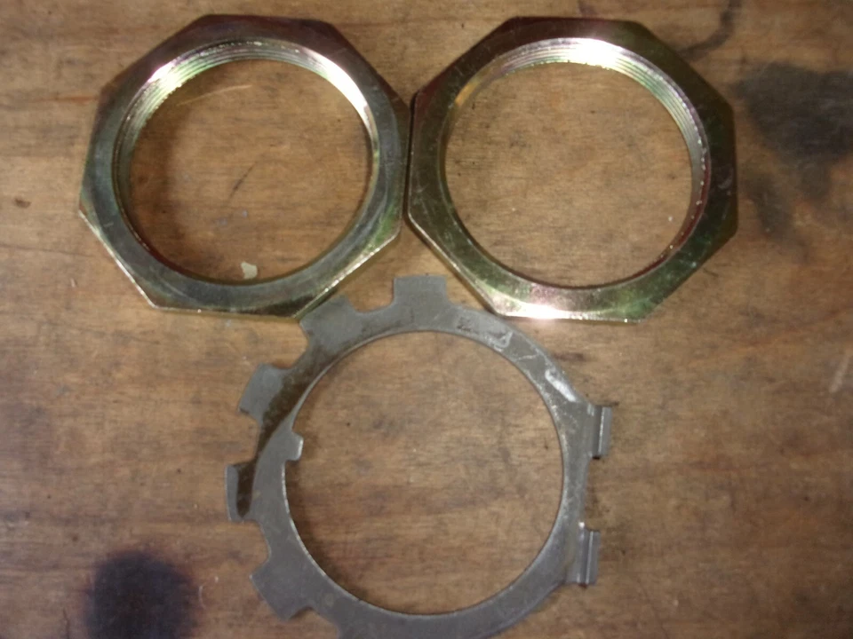 JUEGO DE TUERCAS DE EJE MILITARES ROCKWELL M35A2 2,5 TONELADAS CON ARANDELA DE BLOQUEO Foto 1 de 2