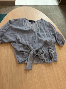 Blusa Karen Kane Manga Corta XS Xtra Pequeña Azul Blanco Rayas Corbata a Presión Rayón - Imagen 1 de 3