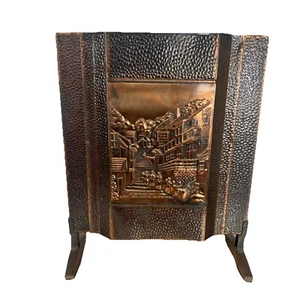 Antigua pantalla de fuego de cobre martillada en relieve escena callejera chimenea decoración - Imagen 1 de 13