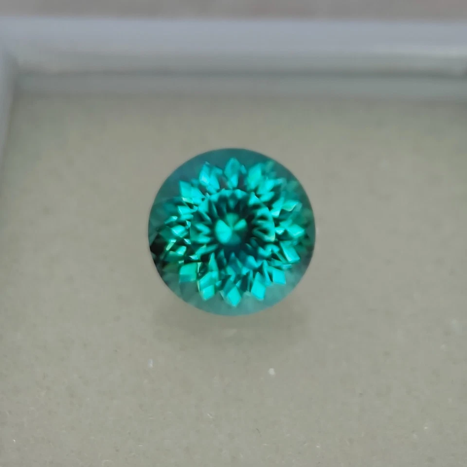 Precision Cut, 5.35 Ct Rare Bi Color Lab Sapphire, 10 MM Portuguese Cut Sapphire - Image 1 of 4