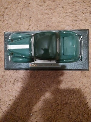 Signature Models- 1936 Pontiac Deluxe, Green 1:18 with Cover - Image 1 of 3