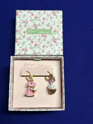Pendientes BETSEY JOHNSON PASCUA CONEJITO CUPCAKE Y MEZCLADOR PALANCA TRASERA NUEVOS EN CAJA Foto 1 de 4