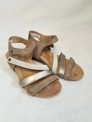 Sandálias Cobb Hill Hollywood com várias tiras de couro biqueira aberta 7M feminina pomba  - Imagem 1 de 4