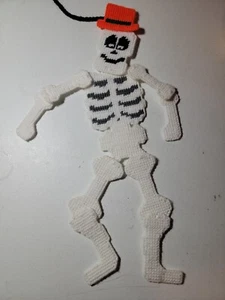 Vintage 1988 Needlepoint Plastic Canvas Jointed Movable Skeleton - Picture 1 of 6
