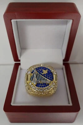 Anillo de campeonato Klay Thompson- 2018 Golden State Warriors con caja de exhibición de madera Foto 1 de 4