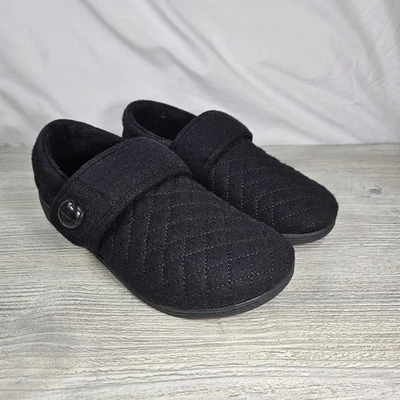 Zapatilla ortopédica sin cordones de franela negra acolchada Vionic Jackie para mujer talla 8 Foto 1 de 4