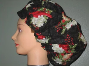 Sombreros/gorras quirúrgicos cardenales de Navidad y flores en negro - Imagen 1 de 4