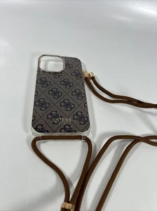 Apple iPhone 15 Pro Max Guess Hülle Braun Sturzschutz Hardcase Armband - Bild 1 von 5