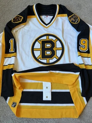 Camiseta deportiva de hockey blanca 56 emitida por el equipo firmada Joe Thornton Boston Bruins Foto 1 de 4