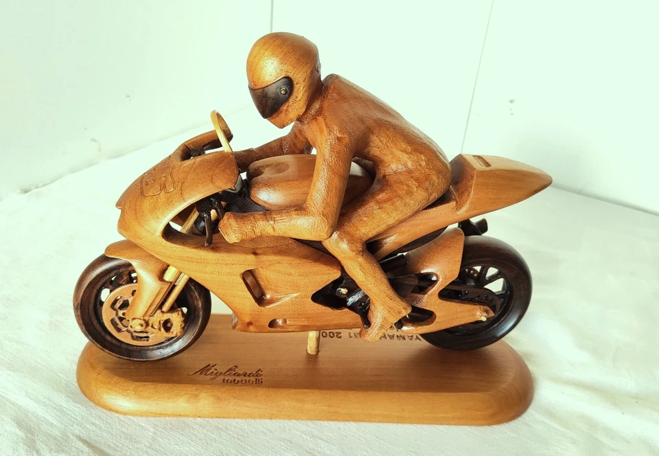 Modellino Moto YAMAHA YZR-M1 2009 n 46 con Pilota scala 1:9 3 legni Unico esempl - Immagine 1 di 4