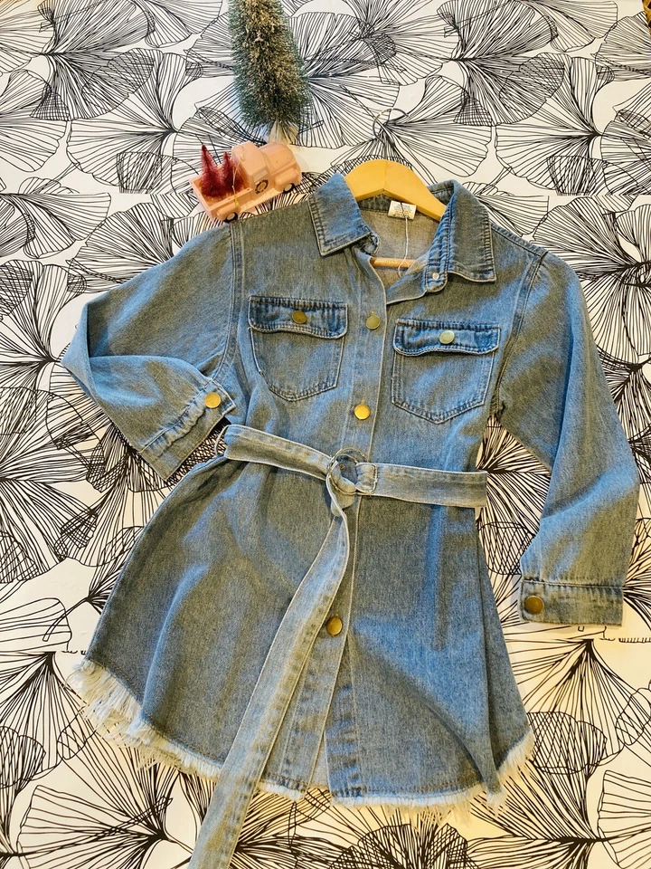 Vestido jeans feminino com bainha franjida tamanho 5/6 e 7/8 esquerdo! - Imagem 1 de 1