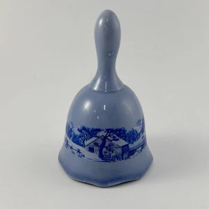 Porcelana vintage Currier And Ives Bell azul escena de invierno hogar de granjeros 3,5” - Imagen 1 de 9