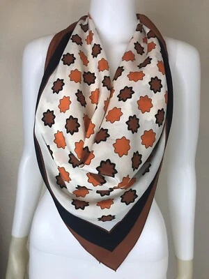 Bufanda cuadrada de seda con estampado de hojas Yves Saint Laurent vintage de diseñador de los años 70 para mujer Foto 1 de 4