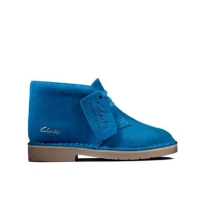 NUEVAS EN CAJA Clarks Niños BOTAS DE DESIERTO 2 K Azul Gamuza Botas del Desierto G Fitting Foto 1 de 4