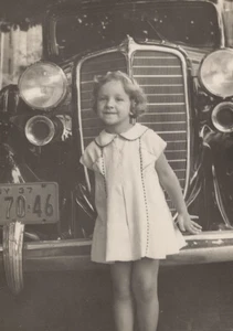 Retrato de niña 1937 genial viejo clásico coche parrilla NY matrícula sonrisa infantil - Imagen 1 de 3