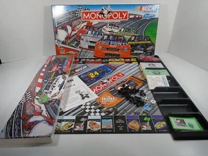2002 USA OPOLY MONOPOLY--GIOCO DA TAVOLO (LOOK) NASCAR EDIZIONE DA COLLEZIONE - Foto 1 di 8
