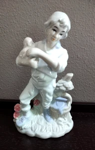 Statuina ragazzo vintage porcellana blu e bianca con agnello e secchio d'acqua - Foto 1 di 10