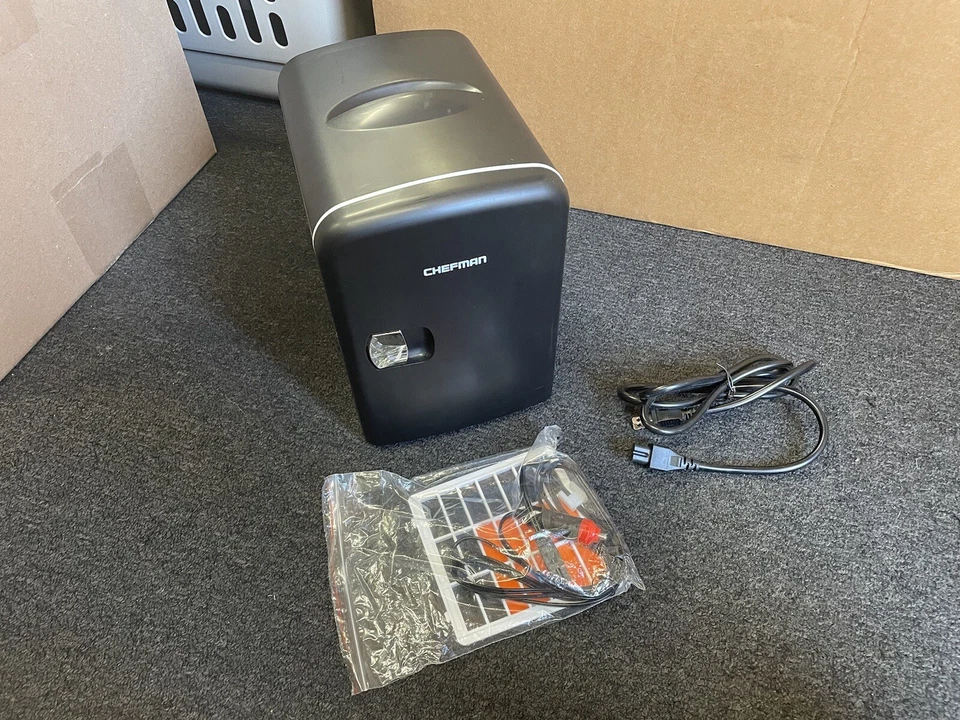 Hot/Cold Chefman AC/DC mini fridge - Image 1 of 4