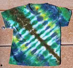 Tie Dye T-Shirt Youth XS Hanes Green Alligator Sideswipe Cotton Free Shipping - Picture 1 of 2