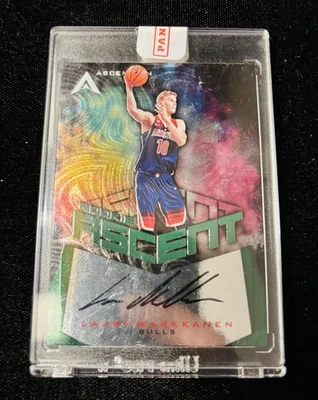 Panini Ascension Lauri Markkanen Rookie Ascent Auto RC SSP/25 2017-18 Foto 1 de 2