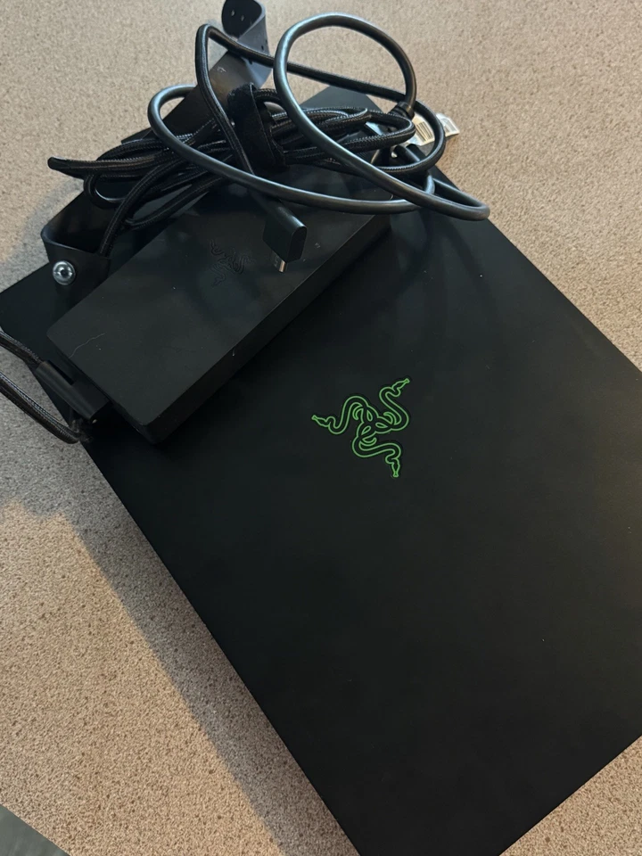 Razer Blade 15 15.6" Intel i7-10875H 16GB 1TB RTX 2070 RZ09-033 C/AC  Foto 1 de 4