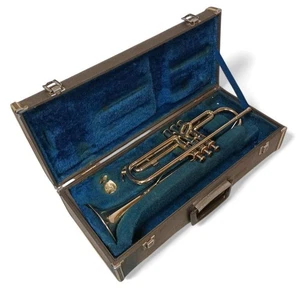 Instrumento musical trompeta plateada Yamaha YTR-136 con estuche rígido - Imagen 1 de 9