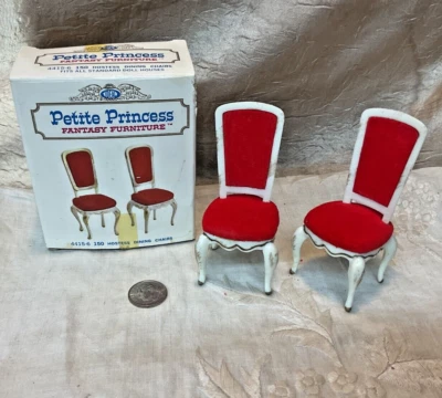 Muebles ideales para casa de muñecas Petite Princess 2 sillas de comedor rojas de anfitriona en caja Foto 1 de 4