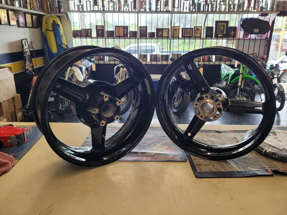 Оригинальные колеса для Suzuki GSXR 750 2000–2005 годов выпуска - Изображение 1 из 1