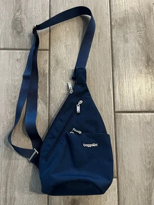 Mini bolsa tiracolo Baggallini - azul chita em relevo varejo $90 - Imagem 1 de 4