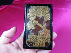 Japanese Lacquer Incense Box with Chrysanthemum Makie Design Momoyama Edo Period - Picture 1 of 10