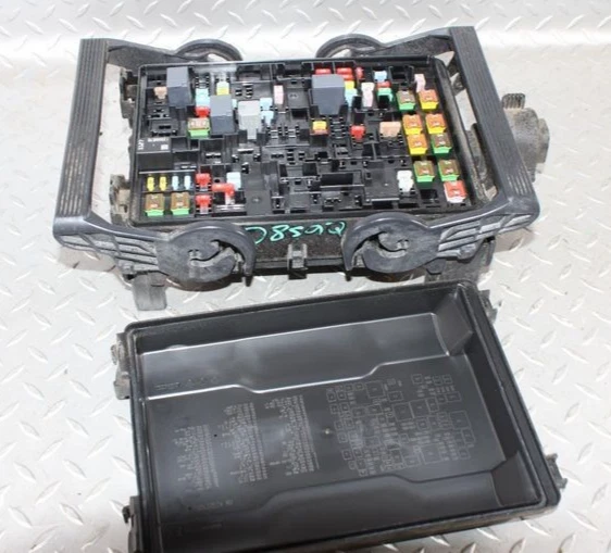 2015-2020 CADILLAC ESCALADE, ESV ENGINE FUSE BOX 84114437 OEM - Изображение 1 из 4