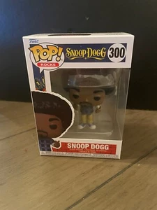 Funko Pop! Rocks: Snoop Dogg #300 with Vinyl Protector Brand New - Picture 1 of 5