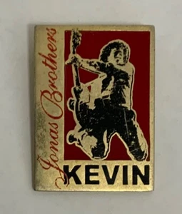Jonas Brothers Kevin 1,5 Zoll rechteckige Anstecknadel goldfarben und rot - Bild 1 von 2