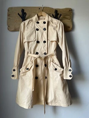 Talla XS - Gabardina de tul Anthropologie beige con manga abullonada cinturón de botones negros Foto 1 de 4