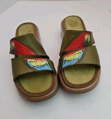 Sandálias de couro com estampa gráfica de papagaio verde oliva Dansko 37 EUA 6,5 7 - Imagem 1 de 4