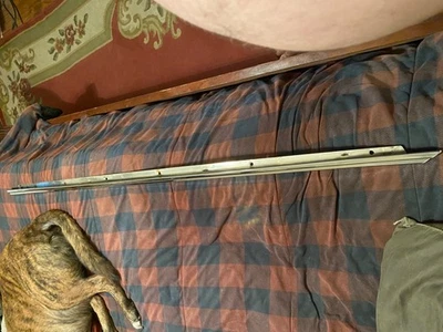 Cadillac Eldorado 1979-1985 puerta lateral conductor ventana tira cromada Foto 1 de 4