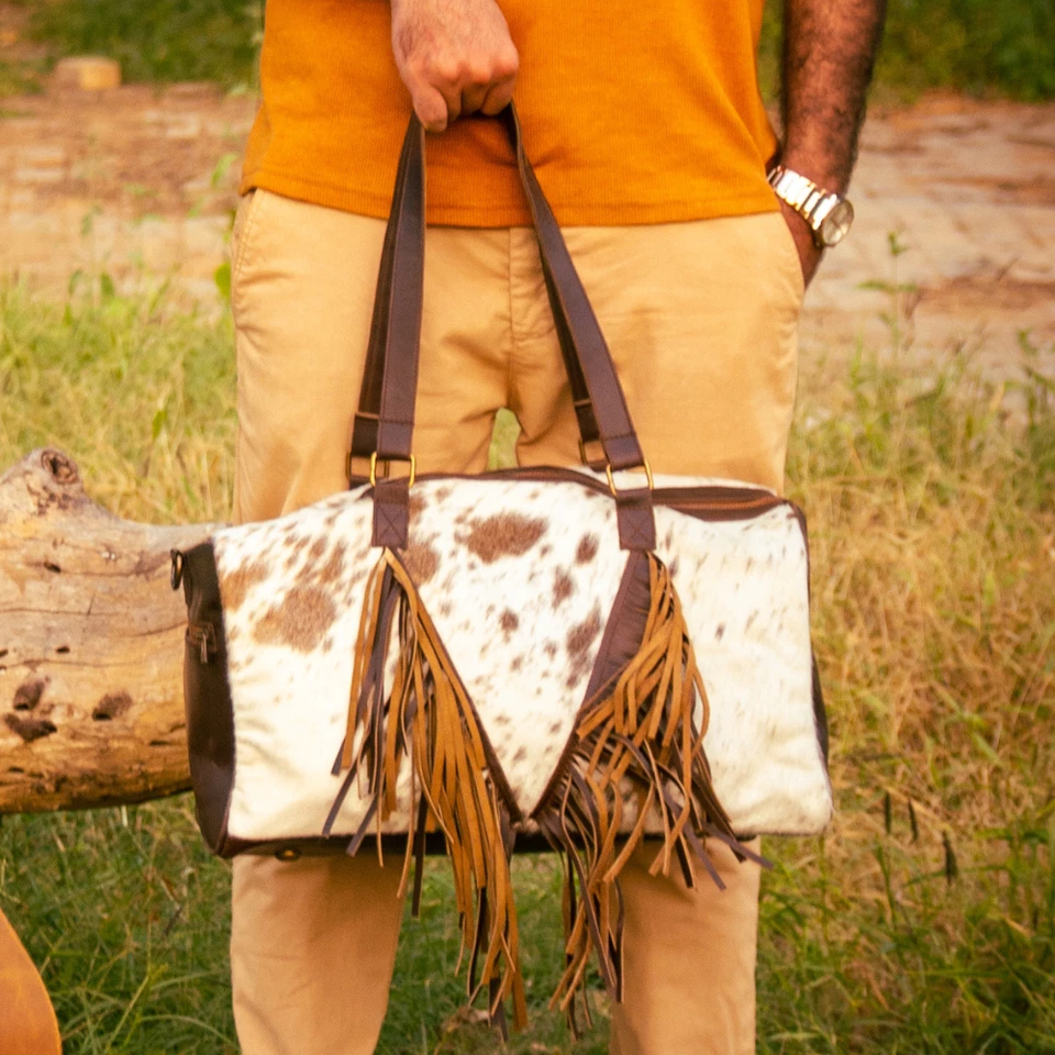 Echte Hair-On Kuhhaut-Leder-Duffle Bag mit Lederfransen-Akzenten. - Bild 1 von 4