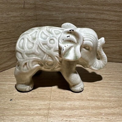 "Estatuilla de elefante de pie de cerámica verde craquelado rústica de 6"" estante decoración tronco" Foto 1 de 4