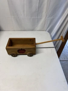 Vintage Puppenwagen Apfel aus Holz außen eingegravt - Bild 1 von 6