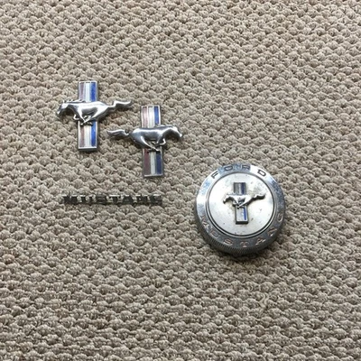 Ford Mustang 1965 1966 original guardabarros pony emblema maletero insignia tapa gasolina cromo Foto 1 de 4